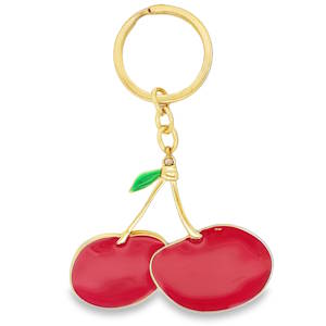 Ce porte-clés affiche un design fruité et coloré, parfait pour ajouter une touche de peps à un trousseau de clés ou à un sac à main. Le porte-clés représente une paire de cerises stylisées. Chaque fruit est recouvert d'un émail rouge vif et brillant, avec des formes généreuses et arrondies. L'ensemble de la structure en acier possède une finition dorée qui lui donne un aspect élégant et lumineux. La surface lisse de l'émail offre un bel effet de réflexion à la lumière. Il est équipé d'un anneau brisé classique doré, relié au pendentif par une courte chaîne à maillons, garantissant une fixation solide et sécurisée pour vos clés.