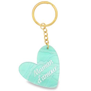 Ce porte-clés raffiné est bien plus qu'un simple accessoire : c'est une véritable déclaration d'affection. Alliant la robustesse du métal et la douceur d'un design poétique, il est le cadeau idéal pour célébrer toutes les mamans. Le cœur arbore une magnifique teinte turquoise pastel avec un effet marbré et pailleté. Les veinures délicates rappellent la nacre ou les vagues de l'océan, offrant un rendu visuel unique à chaque pièce. L'inscription Maman d'amour est gravée dans une élégante police cursive blanche, apportant une touche de tendresse et de clarté. Conçu avec une attache et une chaîne en acier doré de haute qualité, garantissant une excellente résistance au temps et à l'oxydation.