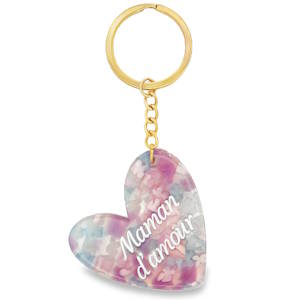 Ce magnifique porte-clés se distingue par son design romantique et sa finition soignée. C'est l'idée cadeau idéale pour la fête des mères, un anniversaire ou simplement pour faire plaisir. Le cœur présente un motif délicat d'inspiration florale. Il joue sur des transparences et des nuances de rose, de violet et de bleu ciel, rappelant la douceur du printemps. L'ensemble est monté sur une chaîne à maillons et un anneau robuste en acier inoxydable doré. Cette finition apporte une touche de luxe et garantit une grande durabilité au quotidien.