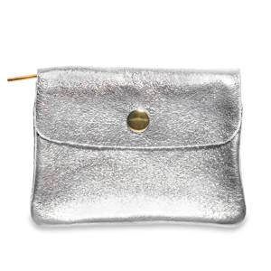 Ce porte-monnaie compact allie l'élégance d'une finition métallisée à une organisation astucieuse. Conçu pour se glisser facilement dans une poche ou un petit sac à main, il mise sur un design minimaliste et des contrastes de matières. Réalisé dans un cuir à l'aspect argenté métallisé avec un grain naturel et texturé qui accroche joliment la lumière. L'avant dispose d'un rabat enveloppant sécurisé par un bouton-pression en métal doré, apportant une touche de chaleur au fini argenté. Une silhouette rectangulaire souple avec des bords légèrement arrondis pour une prise en main confortable.