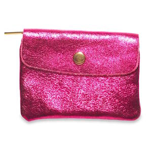 Apportez une touche d'éclat et de pep's à vos accessoires avec ce porte-monnaie compact au fini rose fuchsia métallisé. À la fois audacieux et pratique, il combine un style rétro-chic avec une organisation optimale pour vos essentiels. Confectionné dans un cuir à l’aspect grainé et brillant, sa texture réfléchit la lumière pour un effet disco très moderne.