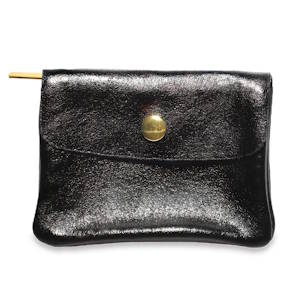 Ce porte-monnaie compact allie parfaitement praticité et esthétisme. Conçu dans un cuir souple à la finition délicatement irisée, il capte la lumière pour offrir des reflets métallisés subtils qui rehaussent son coloris noir profond. Un rabat élégant sécurisé par un bouton-pression doré poli, apportant une touche de luxe classique.