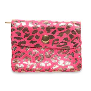 Apportez une touche de pep's et d'audace à vos accessoires avec ce petit porte-monnaie au style affirmé. Compact et fonctionnel, il marie parfaitement l'aspect brut du cuir suédé et l'élégance d'un motif animalier métallisé. Un rose fuchsia vibrant qui ne passera pas inaperçu. Imprimé léopard stylisé avec des taches dorées à l'effet métallisé/craquelé, offrant de superbes reflets à la lumière.