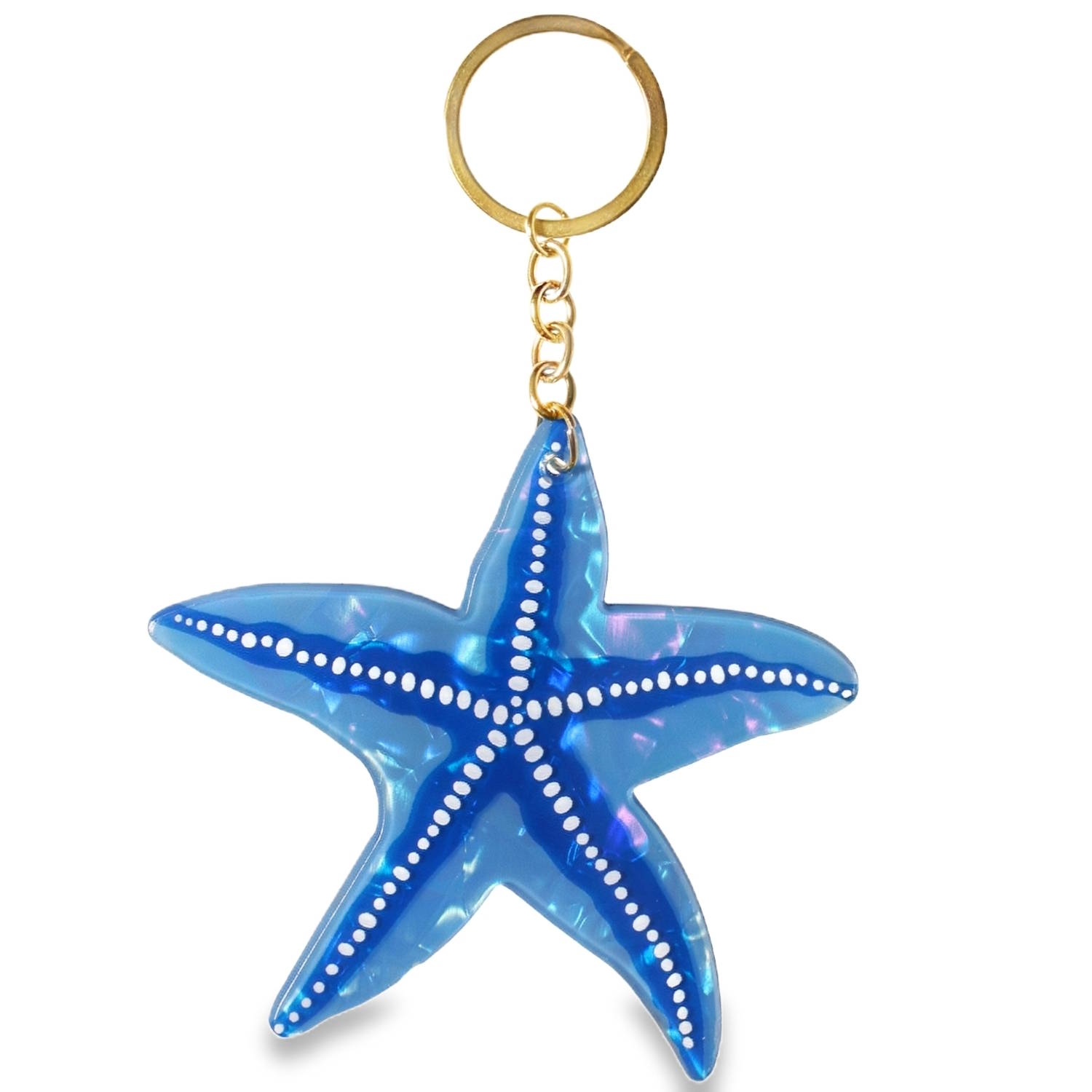 Ce porte-clés apporte une touche marine et élégante à vos accessoires quotidiens.<br/>Ce porte-clés se distingue par son pendentif en forme d'étoile de mer stylisée. Sa structure est conçue dans un matériau bleu translucide aux reflets nacrés, évoquant la clarté et le mouvement de l'eau tropicale.<br/>L'anneau et la chaîne sont en acier doré, offrant un contraste chaud et luxueux avec le bleu froid de l'étoile. Etoile Adolescent Adulte Animaux Enfant Femme Fille Garçon Homme Indémodable Mixte Nature Ce porte-clés apporte une touche marine et élégante à vos accessoires quotidiens.<br/>Ce porte-clés se distingue par son pendentif en forme d'étoile de mer stylisée. Sa structure est conçue dans un matériau bleu translucide aux reflets nacrés, évoquant la clarté et le mouvement de l'eau tropicale.<br/>L'anneau et la chaîne sont en acier doré, offrant un contraste chaud et luxueux avec le bleu froid de l'étoile. Etoile Adolescent Adulte Animaux Enfant Femme Fille Garçon Homme Indémodable Mixte Nature