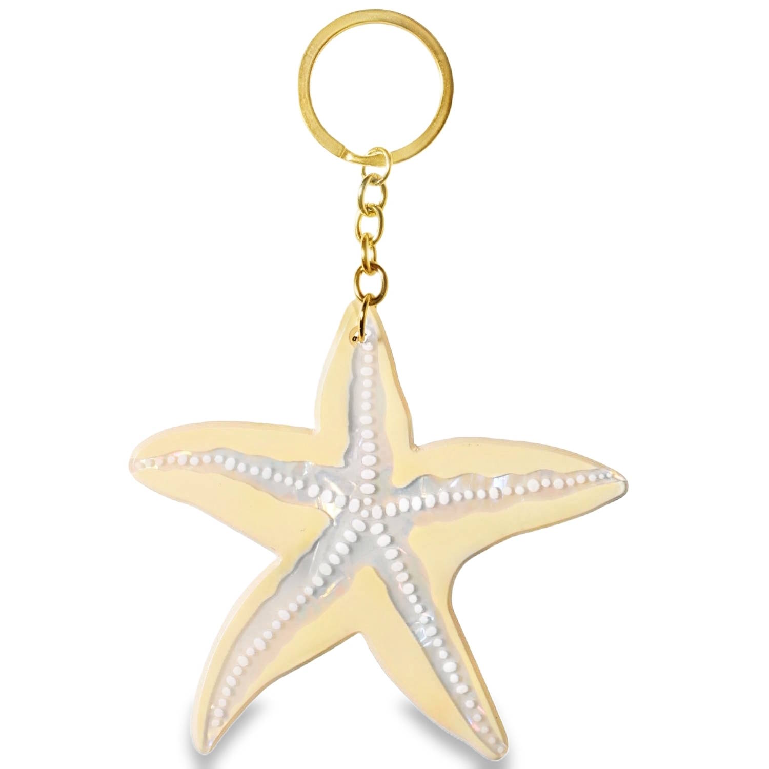 Apportez une touche marine et sophistiquée à votre quotidien avec ce magnifique porte-clés en acier doré. Alliant robustesse et finesse, cet accessoire est le compagnon idéal pour sublimer vos clés ou personnaliser votre sac à main préféré.<br/>Le pendentif prend la forme d'une étoile de mer stylisée aux courbes douces. Son cœur est orné d'un motif délicat composé de perles nacrées blanches, créant un contraste lumineux avec sa bordure dorée. L'effet de transparence et les reflets irisés rappellent la beauté des trésors trouvés sur le rivage. Etoile Adolescent Adulte Animaux Enfant Femme Fille Garçon Homme Indémodable Mixte Nature Apportez une touche marine et sophistiquée à votre quotidien avec ce magnifique porte-clés en acier doré. Alliant robustesse et finesse, cet accessoire est le compagnon idéal pour sublimer vos clés ou personnaliser votre sac à main préféré.<br/>Le pendentif prend la forme d'une étoile de mer stylisée aux courbes douces. Son cœur est orné d'un motif délicat composé de perles nacrées blanches, créant un contraste lumineux avec sa bordure dorée. L'effet de transparence et les reflets irisés rappellent la beauté des trésors trouvés sur le rivage. Etoile Adolescent Adulte Animaux Enfant Femme Fille Garçon Homme Indémodable Mixte Nature