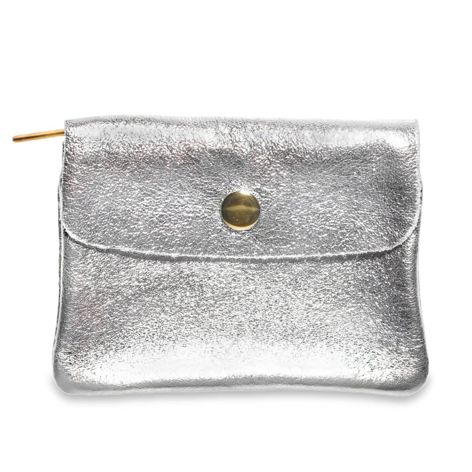 Ce porte-monnaie compact allie l'élégance d'une finition métallisée à une organisation astucieuse. Conçu pour se glisser facilement dans une poche ou un petit sac à main, il mise sur un design minimaliste et des contrastes de matières.<br/>Réalisé dans un cuir à l'aspect argenté métallisé avec un grain naturel et texturé qui accroche joliment la lumière.<br/>L'avant dispose d'un rabat enveloppant sécurisé par un bouton-pression en métal doré, apportant une touche de chaleur au fini argenté.<br/>Une silhouette rectangulaire souple avec des bords légèrement arrondis pour une prise en main confortable. Adolescent Adulte Enfant Femme Fille Garçon Homme Indémodable Mixte Ce porte-monnaie compact allie l'élégance d'une finition métallisée à une organisation astucieuse. Conçu pour se glisser facilement dans une poche ou un petit sac à main, il mise sur un design minimaliste et des contrastes de matières.<br/>Réalisé dans un cuir à l'aspect argenté métallisé avec un grain naturel et texturé qui accroche joliment la lumière.<br/>L'avant dispose d'un rabat enveloppant sécurisé par un bouton-pression en métal doré, apportant une touche de chaleur au fini argenté.<br/>Une silhouette rectangulaire souple avec des bords légèrement arrondis pour une prise en main confortable. Adolescent Adulte Enfant Femme Fille Garçon Homme Indémodable Mixte
