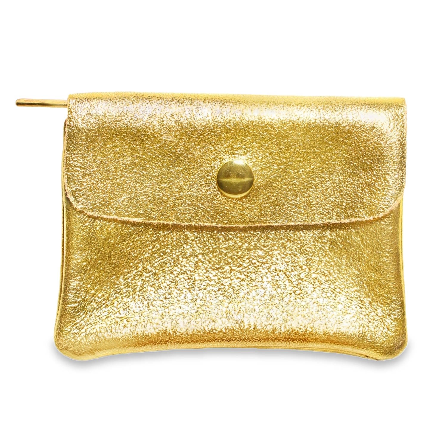 Ce porte-monnaie compact allie l'élégance d'une finition métallisée à une organisation astucieuse. Conçu pour se glisser facilement dans une poche ou un petit sac à main, il mise sur un design minimaliste et des contrastes de matières.<br/>Réalisé dans un cuir à l'aspect doré métallisé avec un grain naturel et texturé qui accroche joliment la lumière.<br/>L'avant dispose d'un rabat enveloppant sécurisé par un bouton-pression en métal doré.<br/>Une silhouette rectangulaire souple avec des bords légèrement arrondis pour une prise en main confortable. Adolescent Adulte Enfant Femme Fille Garçon Homme Indémodable Mixte Ce porte-monnaie compact allie l'élégance d'une finition métallisée à une organisation astucieuse. Conçu pour se glisser facilement dans une poche ou un petit sac à main, il mise sur un design minimaliste et des contrastes de matières.<br/>Réalisé dans un cuir à l'aspect doré métallisé avec un grain naturel et texturé qui accroche joliment la lumière.<br/>L'avant dispose d'un rabat enveloppant sécurisé par un bouton-pression en métal doré.<br/>Une silhouette rectangulaire souple avec des bords légèrement arrondis pour une prise en main confortable. Adolescent Adulte Enfant Femme Fille Garçon Homme Indémodable Mixte