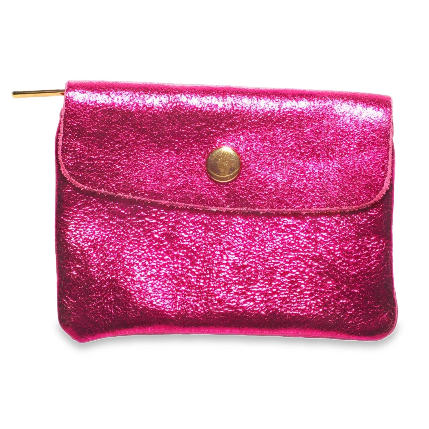 Apportez une touche d'éclat et de pep's à vos accessoires avec ce porte-monnaie compact au fini rose fuchsia métallisé. À la fois audacieux et pratique, il combine un style rétro-chic avec une organisation optimale pour vos essentiels.<br/>Confectionné dans un cuir à l’aspect grainé et brillant, sa texture réfléchit la lumière pour un effet disco très moderne. Adolescent Adulte Enfant Femme Fille Indémodable Apportez une touche d'éclat et de pep's à vos accessoires avec ce porte-monnaie compact au fini rose fuchsia métallisé. À la fois audacieux et pratique, il combine un style rétro-chic avec une organisation optimale pour vos essentiels.<br/>Confectionné dans un cuir à l’aspect grainé et brillant, sa texture réfléchit la lumière pour un effet disco très moderne. Adolescent Adulte Enfant Femme Fille Indémodable