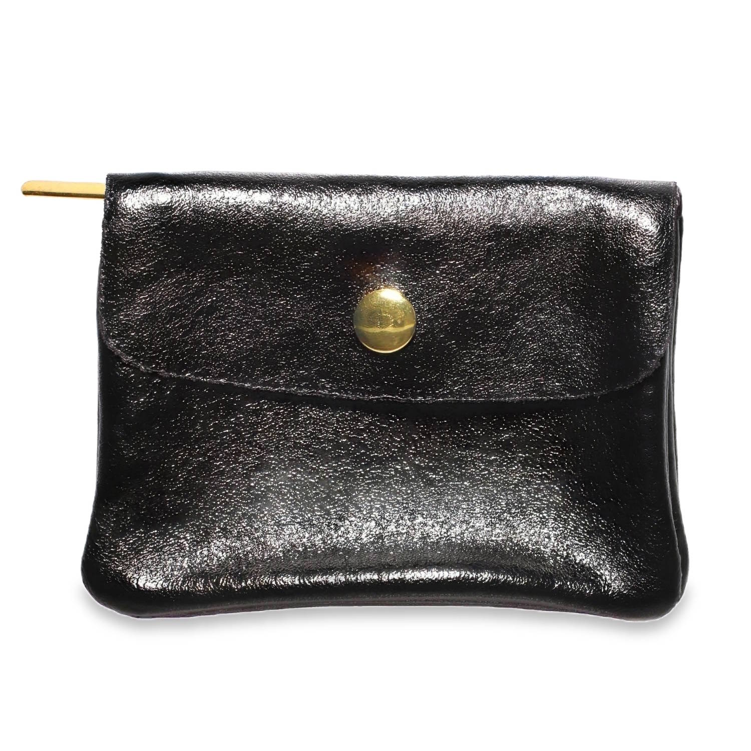 Ce porte-monnaie compact allie parfaitement praticité et esthétisme. Conçu dans un cuir souple à la finition délicatement irisée, il capte la lumière pour offrir des reflets métallisés subtils qui rehaussent son coloris noir profond.<br/>Un rabat élégant sécurisé par un bouton-pression doré poli, apportant une touche de luxe classique. Adolescent Adulte Enfant Femme Fille Garçon Homme Indémodable Mixte Ce porte-monnaie compact allie parfaitement praticité et esthétisme. Conçu dans un cuir souple à la finition délicatement irisée, il capte la lumière pour offrir des reflets métallisés subtils qui rehaussent son coloris noir profond.<br/>Un rabat élégant sécurisé par un bouton-pression doré poli, apportant une touche de luxe classique. Adolescent Adulte Enfant Femme Fille Garçon Homme Indémodable Mixte
