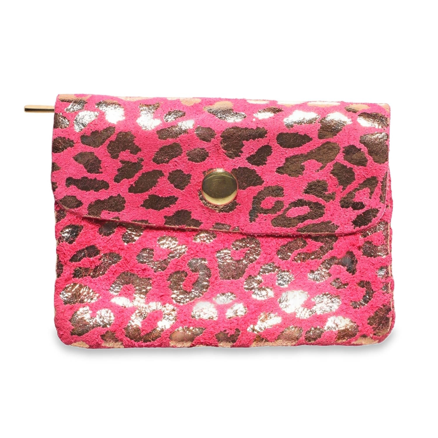 Apportez une touche de pep's et d'audace à vos accessoires avec ce petit porte-monnaie au style affirmé. Compact et fonctionnel, il marie parfaitement l'aspect brut du cuir suédé et l'élégance d'un motif animalier métallisé.<br/>Un rose fuchsia vibrant qui ne passera pas inaperçu.<br/>Imprimé léopard stylisé avec des taches dorées à l'effet métallisé/craquelé, offrant de superbes reflets à la lumière. Adolescent Adulte Enfant Femme Fille Indémodable Apportez une touche de pep's et d'audace à vos accessoires avec ce petit porte-monnaie au style affirmé. Compact et fonctionnel, il marie parfaitement l'aspect brut du cuir suédé et l'élégance d'un motif animalier métallisé.<br/>Un rose fuchsia vibrant qui ne passera pas inaperçu.<br/>Imprimé léopard stylisé avec des taches dorées à l'effet métallisé/craquelé, offrant de superbes reflets à la lumière. Adolescent Adulte Enfant Femme Fille Indémodable