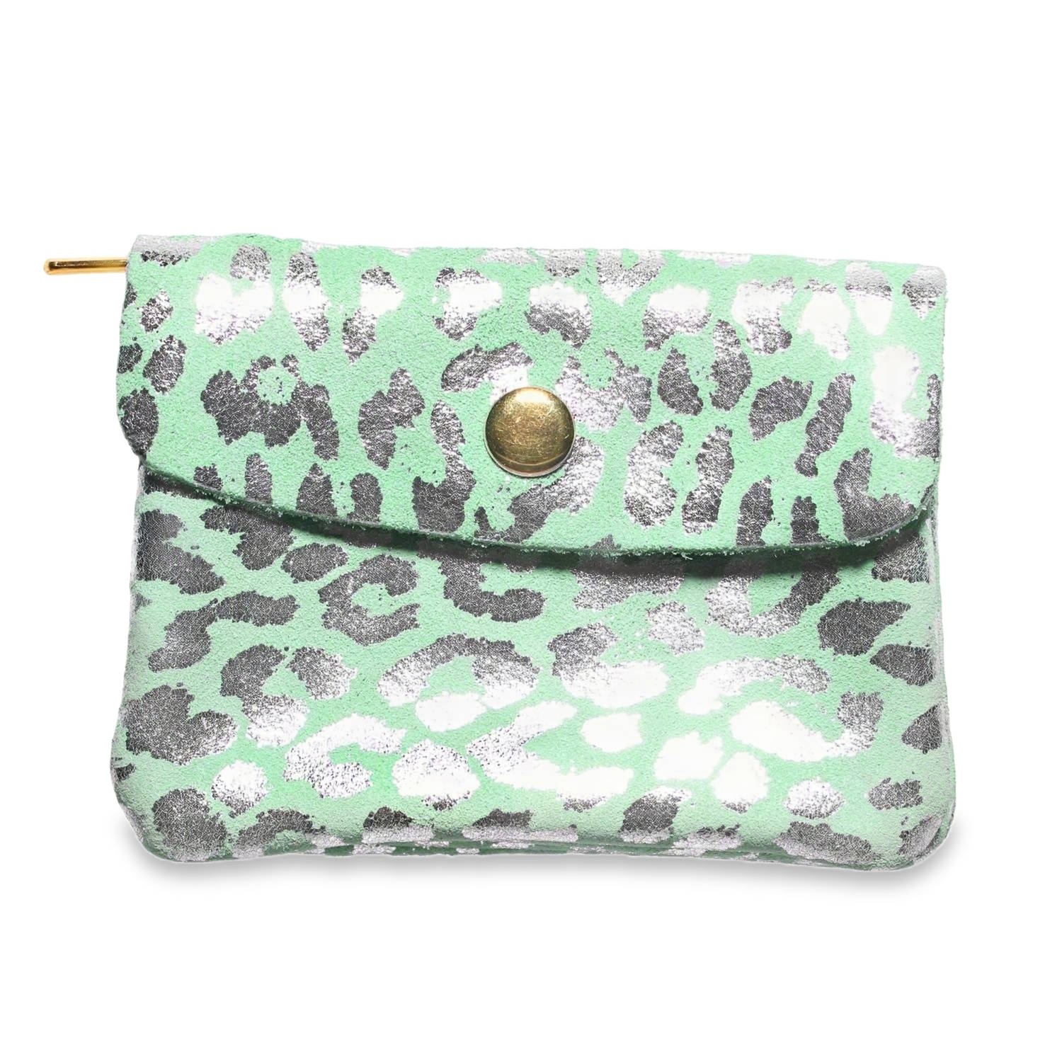 Ce petit porte-monnaie allie un style audacieux à un format ultra-pratique en cuir suédé doux au toucher, offrant une texture mate qui fait ressortir les détails brillants.<br/>Il arbore un imprimé léopard stylisé, revisité de manière moderne avec des taches argentées métallisées qui apportent un éclat festif.<br/>Le fond est d'un turquoise clair très frais, créant un contraste vibrant avec les reflets argentés. Adolescent Adulte Enfant Femme Fille Indémodable Ce petit porte-monnaie allie un style audacieux à un format ultra-pratique en cuir suédé doux au toucher, offrant une texture mate qui fait ressortir les détails brillants.<br/>Il arbore un imprimé léopard stylisé, revisité de manière moderne avec des taches argentées métallisées qui apportent un éclat festif.<br/>Le fond est d'un turquoise clair très frais, créant un contraste vibrant avec les reflets argentés. Adolescent Adulte Enfant Femme Fille Indémodable