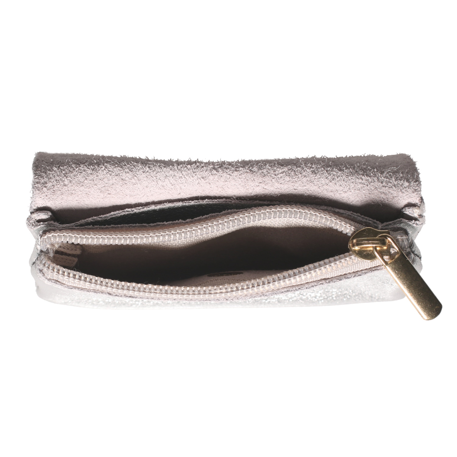 Ce porte-monnaie compact allie l'élégance d'une finition métallisée à une organisation astucieuse. Conçu pour se glisser facilement dans une poche ou un petit sac à main, il mise sur un design minimaliste et des contrastes de matières.<br/>Réalisé dans un cuir à l'aspect argenté métallisé avec un grain naturel et texturé qui accroche joliment la lumière.<br/>L'avant dispose d'un rabat enveloppant sécurisé par un bouton-pression en métal doré, apportant une touche de chaleur au fini argenté.<br/>Une silhouette rectangulaire souple avec des bords légèrement arrondis pour une prise en main confortable. Adolescent Adulte Enfant Femme Fille Garçon Homme Indémodable Mixte Ce porte-monnaie compact allie l'élégance d'une finition métallisée à une organisation astucieuse. Conçu pour se glisser facilement dans une poche ou un petit sac à main, il mise sur un design minimaliste et des contrastes de matières.<br/>Réalisé dans un cuir à l'aspect argenté métallisé avec un grain naturel et texturé qui accroche joliment la lumière.<br/>L'avant dispose d'un rabat enveloppant sécurisé par un bouton-pression en métal doré, apportant une touche de chaleur au fini argenté.<br/>Une silhouette rectangulaire souple avec des bords légèrement arrondis pour une prise en main confortable. Adolescent Adulte Enfant Femme Fille Garçon Homme Indémodable Mixte