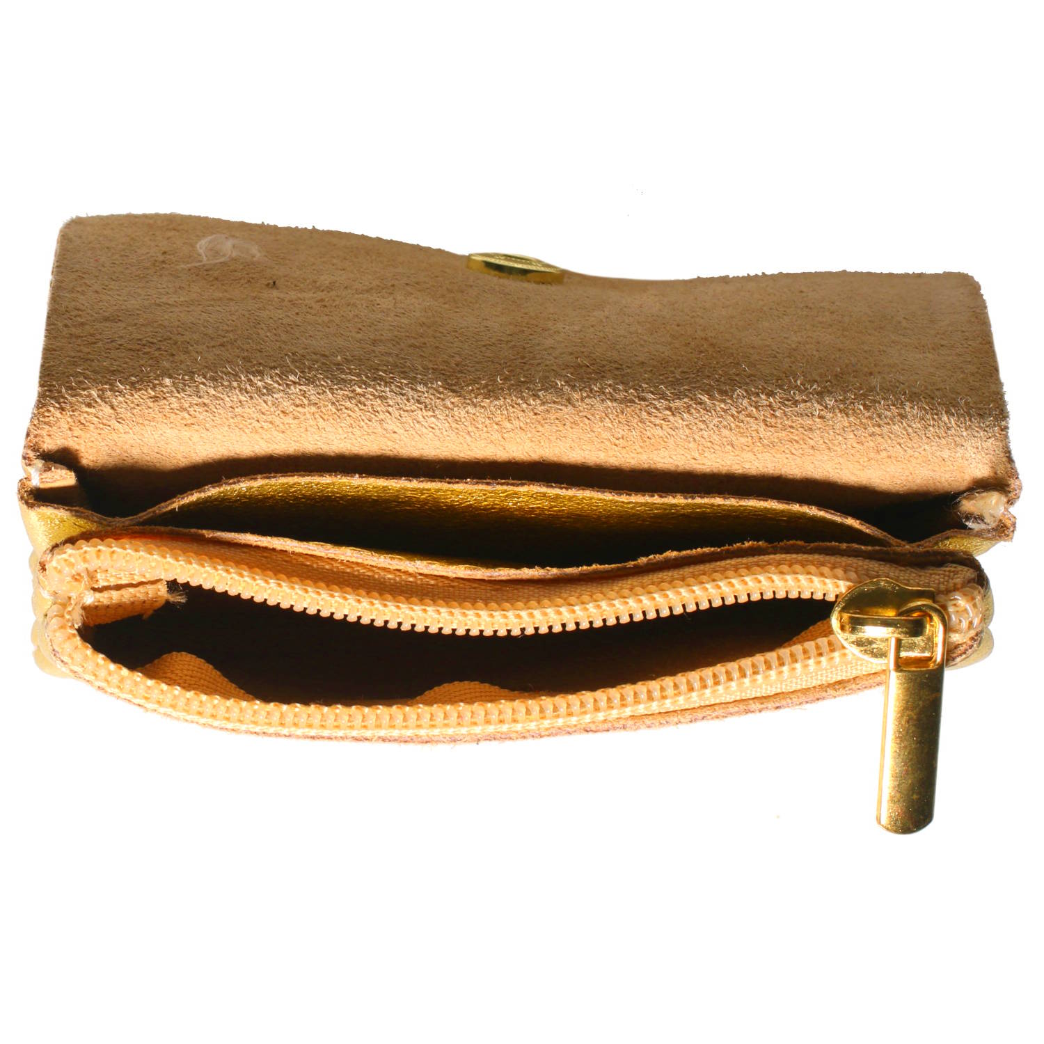 Ce porte-monnaie compact allie l'élégance d'une finition métallisée à une organisation astucieuse. Conçu pour se glisser facilement dans une poche ou un petit sac à main, il mise sur un design minimaliste et des contrastes de matières.<br/>Réalisé dans un cuir à l'aspect doré métallisé avec un grain naturel et texturé qui accroche joliment la lumière.<br/>L'avant dispose d'un rabat enveloppant sécurisé par un bouton-pression en métal doré.<br/>Une silhouette rectangulaire souple avec des bords légèrement arrondis pour une prise en main confortable. Adolescent Adulte Enfant Femme Fille Garçon Homme Indémodable Mixte Ce porte-monnaie compact allie l'élégance d'une finition métallisée à une organisation astucieuse. Conçu pour se glisser facilement dans une poche ou un petit sac à main, il mise sur un design minimaliste et des contrastes de matières.<br/>Réalisé dans un cuir à l'aspect doré métallisé avec un grain naturel et texturé qui accroche joliment la lumière.<br/>L'avant dispose d'un rabat enveloppant sécurisé par un bouton-pression en métal doré.<br/>Une silhouette rectangulaire souple avec des bords légèrement arrondis pour une prise en main confortable. Adolescent Adulte Enfant Femme Fille Garçon Homme Indémodable Mixte