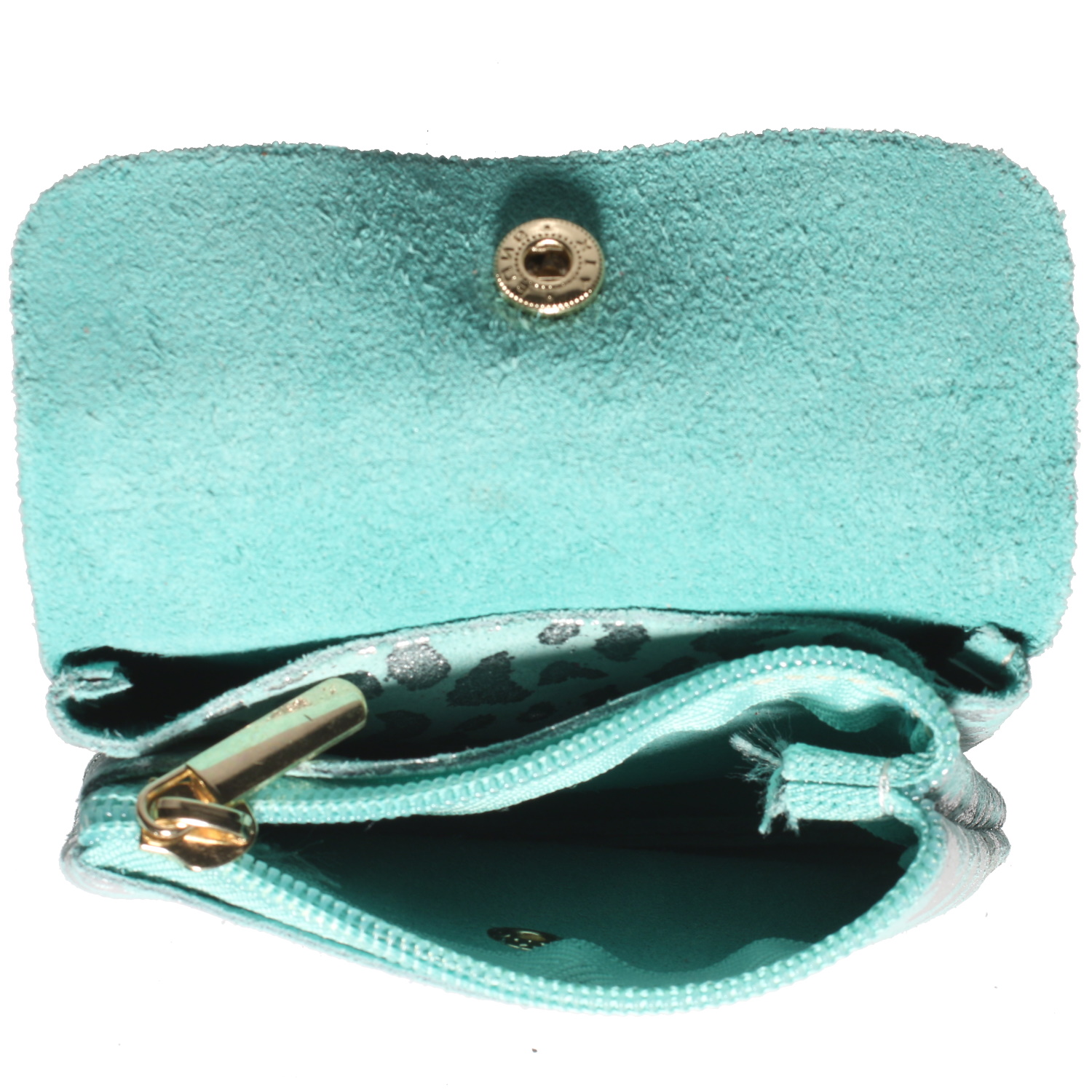 Ce petit porte-monnaie allie un style audacieux à un format ultra-pratique en cuir suédé doux au toucher, offrant une texture mate qui fait ressortir les détails brillants.<br/>Il arbore un imprimé léopard stylisé, revisité de manière moderne avec des taches argentées métallisées qui apportent un éclat festif.<br/>Le fond est d'un turquoise clair très frais, créant un contraste vibrant avec les reflets argentés. Adolescent Adulte Enfant Femme Fille Indémodable Ce petit porte-monnaie allie un style audacieux à un format ultra-pratique en cuir suédé doux au toucher, offrant une texture mate qui fait ressortir les détails brillants.<br/>Il arbore un imprimé léopard stylisé, revisité de manière moderne avec des taches argentées métallisées qui apportent un éclat festif.<br/>Le fond est d'un turquoise clair très frais, créant un contraste vibrant avec les reflets argentés. Adolescent Adulte Enfant Femme Fille Indémodable