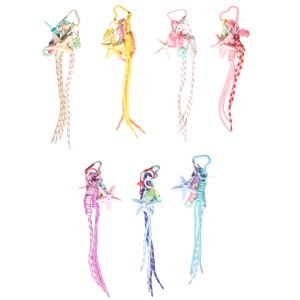 Porte-clés fantaisie avec deux cordons de couleur, d'une étoile de mer de couleur, d'une tortue, d'une chaîne en plastique de couleur et un mousqueton en forme de cœur. 7 coloris différents. Vendu à l'unité. Votre préférence en commentaire.