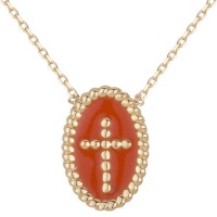 Collier en plaqué or 18 carats suspendu par un pendentif de forme ovale au contour et croix en relief sur émail de couleur rouge corail. Fermoir anneaux ressort avec rallonge de 3.5 cm pour l'adapter à votre envie. 