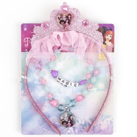 Parure fantaisie pour enfant Princesses Disney composée d'un serre-tête couronne, d'un bracelet élastique de perles rondes, de perles en forme de cœur et perles cubiques formant le mot MAGIC, ainsi qu'un collier élastique de perles rondes et de perles en forme de cœur et étoile avec un pendentif représentant les princesses de Disney.