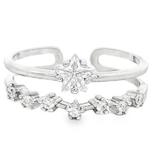 Cette bague double rang en argent 925/000 est une pièce délicate et moderne qui joue sur la superposition pour un effet stellaire très élégant. Apportez une touche de magie à vos mains avec cette bague à deux anneaux, conçue pour capturer la lumière et attirer les regards. La bague se compose de deux anneaux distincts reliés à l'arrière, créant l'illusion de porter deux bijoux parfaitement coordonnés. L'anneau supérieur, lisse et épuré, arbore une magnifique étoile à cinq branches entièrement sertie de petits oxydes de zirconium pour un éclat maximal. L'anneau inférieur présente une forme en V légèrement incurvée, ornée d'une frise de cristaux scintillants qui viennent encadrer l'étoile. Sa structure ouverte à l'arrière permet un ajustement léger, garantissant un confort optimal tout au long de la journée.