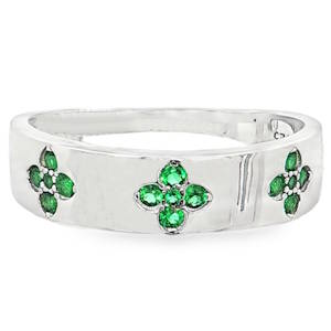 Cette bague de style bandeau allie la sobriété de l'argent poli à l'éclat vibrant de pierres d'un vert intense. Son design moderne et épuré en fait un accessoire à la fois délicat et affirmé. Un anneau large et plat, orné de trois motifs en forme de trèfles à quatre feuilles répartis sur la face avant. Chaque motif est composé de cinq petits oxydes de zirconium ronds d'un vert émeraude éclatant, soigneusement sertis pour capturer la lumière à chaque mouvement.