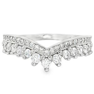 Sublimez votre main avec cette bague en argent massif 925/000 au design architectural et sophistiqué. Ce bijou se distingue par sa silhouette en V (chevron), une forme à la fois moderne et intemporelle, conçue pour allonger visuellement le doigt ou s'emboîter parfaitement avec une bague solitaire. La partie supérieure est délicatement sertie d'une ligne d'oxydes de zirconium ronds en micro-pavage pour un éclat discret. La bordure inférieure est ornée de zirconiums plus imposants, disposés en dégradé, culminant vers un oxyde de zirconium central qui accentue la pointe du chevron.