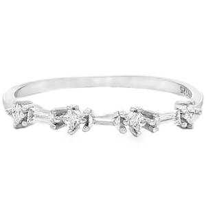 Cette bague en argent 925/000 se distingue par son design graphique et asymétrique, offrant une interprétation moderne du grand classique qu'est l'anneau serti. C'est une pièce à la fois fine et structurée, idéale pour celles qui recherchent un bijou original mais discret. La bague présente une alternance de pierres aux formes variées. On y trouve des oxydes de zirconium taillés en carré (princesse) et en baguette, disposés de manière irrégulière pour un effet éparpillé très contemporain.