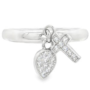 Cette élégante bague en argent 925/000 se distingue par son anneau au profil bombé et lisse, offrant une finition hautement polie pour un éclat miroir. Son originalité réside dans ses deux pampilles mobiles qui apportent mouvement et éclat à chaque geste. Une petite croix latine sertie de cristaux scintillants (oxydes de zirconium), symbolisant la spiritualité avec finesse. Une pampille en forme de poire (ou goutte d'eau), entièrement pavée d'oxydes de zirconium pour un maximum de brillance.