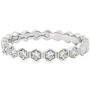 Cette bague en argent 925/000 se distingue par son design géométrique et moderne, parfait pour celles qui recherchent un bijou à la fois structuré et scintillant. L'anneau est composé d'une succession de petites alvéoles hexagonales, créant un effet nid d'abeille très contemporain. La majorité des hexagones est sertie en son centre d'une pierre scintillante (oxyde de zirconium), apportant une brillance continue tout autour du doigt.