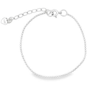 Ce bracelet délicat est une pièce intemporelle qui allie sobriété et éclat. Conçu en argent massif 925/000, il se distingue par son design minimaliste composé d'une succession de petites billes parfaitement alignées. Une chaîne de billes facettées qui capturent la lumière à chaque mouvement de poignet pour un scintillement discret. Un fermoir de type anneau à ressort classique pour une fermeture fiable et facile au quotidien et équipé d'une chaînette d'extension robuste, pour s'adapter parfaitement à toutes les morphologies de poignet.
