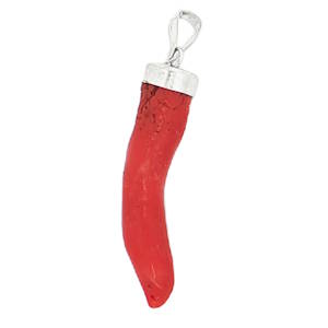 Ce pendentif exquis présente un cabochon de véritable corail rouge vif, monté sur une structure en argent 925/000. Le corail, taillé en cabochon en forme de piment, possède une transparence opaque et un éclat doux, idéal pour rehausser une tenue avec une touche de couleur et d'élégance naturelle. Parfait pour un style unique. Le corail étant naturel, chaque pendentif est de taille et de forme uniques. Vendu à l'unité.