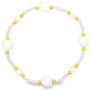 Rehaussez votre style avec ce bracelet de perles roses délicates. Composé de perles nacrées rondes et lisses, accentuées par des éléments dorés éclatants. Un bijou raffiné qui apporte une touche d'élégance discrète à toute tenue. Sa conception légère et confortable en fait un accessoire idéal pour toutes les occasions.