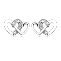 Boucles d'oreilles puces en forme de deux cœurs entrelacés en argent 925/000 rhodié et pavées en partie d'oxydes de zirconium blancs.