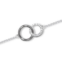 Bracelet composé d'une chaîne en argent 925/000 rhodié et de deux cercles entrelacés dont un pavé d'oxydes de zirconium blancs. Fermoir anneau ressort avec anneaux de rappel à 15,5, 16,5 et 18 cm.
