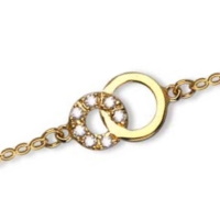 Bracelet composé d'une chaîne et de deux cercles entrelacés en plaqué or jaune 18 carats dont un pavé d'oxydes de zirconium blancs. Fermoir anneau ressort avec anneaux de rappel à 15, 16,5 et 18 cm