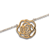Collier composé d'une chaîne et d'un pendentif en forme de rose en plaqué or jaune 18 carats. Fermoir anneau ressort avec anneaux de rappel à 43, 44 et 45 cm.