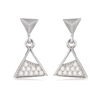 Boucles d'oreilles pendantes composées d'une puce en forme de triangle en argent 925/000 rhodié et d'un triangle pavé d'oxydes de zirconium blancs.