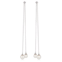Boucles d'oreilles pendantes en argent 925/000 rhodié  composées d'une puce sertie 4 griffes d'un oxyde de zirconium blanc, d'une chaînette et d'une perle d'imitation, ainsi que le fermoir avec une chaînette et une perle d'imitation.