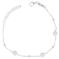 Bracelet composé d'une chaîne en argent 925/000 rhodié et de perles blanches. Fermoir mousqueton avec 2.5 cm de rallonge.