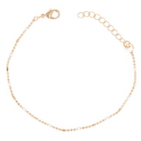 Bracelet composé d'une chaîne en plaqué or jaune 18 carats et perles en émail de couleur blanche. Fermoir mousqueton avec 3 cm de rallonge.