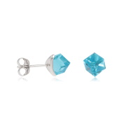 Boucles d'oreilles puces en argent 925/000 rhodié surmontées d'un cube en cristal bleu ciel.