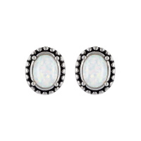 Boucles d'oreilles puces de forme ovale en argent 925/000 rhodié surmontées d'une pierre d'imitation opale blanche sertie 4 griffes.
