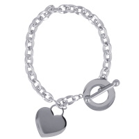 Bracelet composé d'une chaîne, un pendant en forme de cœur et d'un fermoir cabillaud en acier argenté.