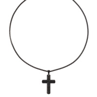 Collier composé d'une chaîne et d'un pendentif croix en acier de couleur noir. Fermoir mousqueton avec 5 cm de rallonge.