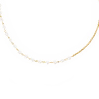 Collier composé d'une chaîne avec fermoir cabillaud en acier doré et de perles d'eau douce.
