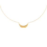 Collier composé d'une chaîne et d'un pendentif courbé et martelé en acier doré. Fermoir mousqueton avec 5 cm de rallonge.