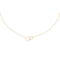 Collier composé d'une chaîne avec un cercle en acier doré entrelacé avec un cercle de perles d'eau douce. Fermoir anneau ressort avec 5 cm de rallonge.