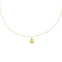 Collier composé d'une chaîne et d'un pendentif en forme de goutte martelée cœur en acier doré. Fermoir mousqueton avec 5 cm de rallonge.