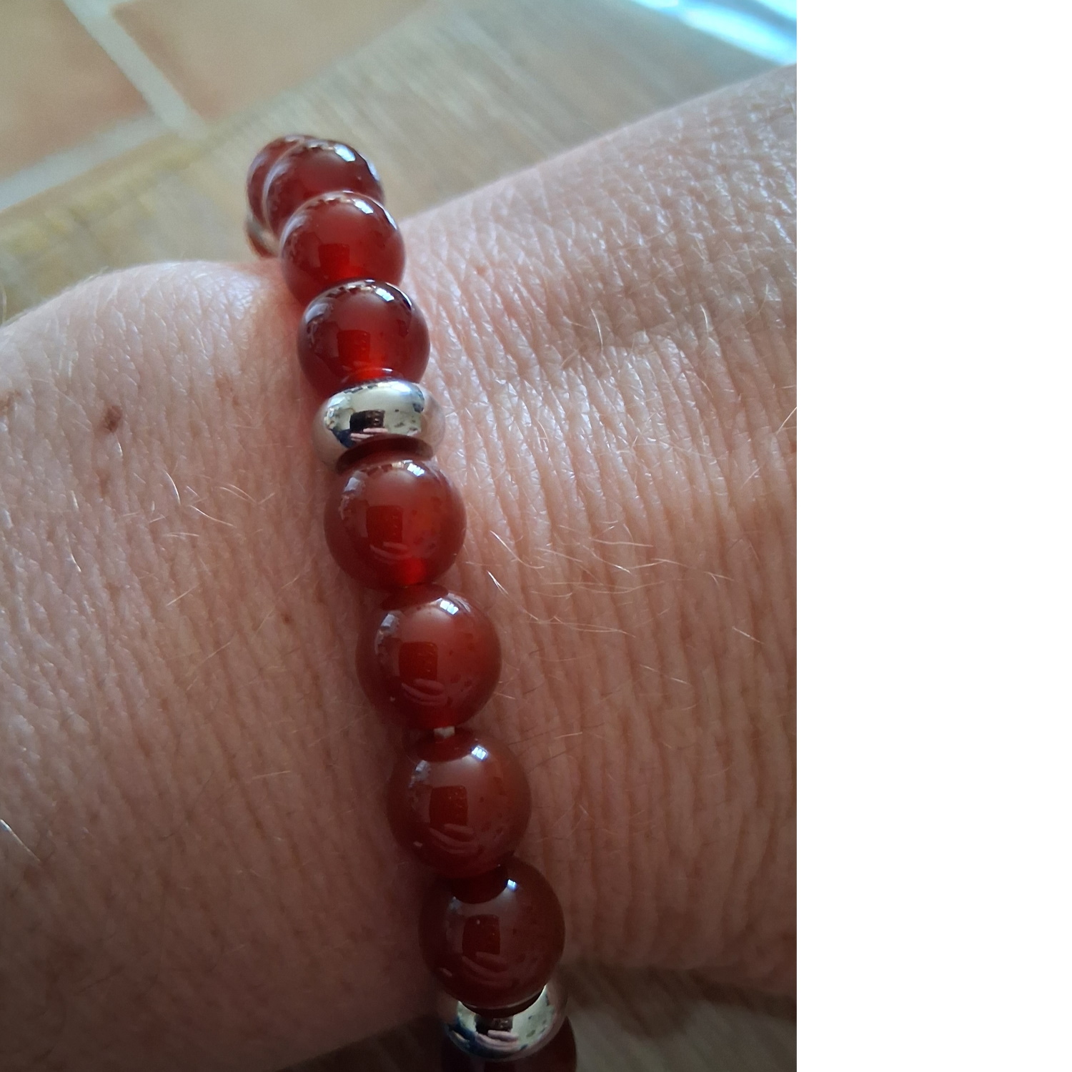 Bracelet boules élastique en acier argenté et perles en agate rouge.<br/>L'agate représente l'équilibre et l'harmonie.<br/>Elle est symbole de force et de soutien dans les moments difficiles en recentrant les énergies.<br/>Pierre d'ancrage à la terre, elle aide à disperser les énergies négatives et confère stabilité et confiance de soi. Boule Elastique Perle Adolescent Adulte Femme Fille Garçon Homme Indémodable Mixte Bracelet boules élastique en acier argenté et perles en agate rouge.<br/>L'agate représente l'équilibre et l'harmonie.<br/>Elle est symbole de force et de soutien dans les moments difficiles en recentrant les énergies.<br/>Pierre d'ancrage à la terre, elle aide à disperser les énergies négatives et confère stabilité et confiance de soi. Boule Elastique Perle Adolescent Adulte Femme Fille Garçon Homme Indémodable Mixte