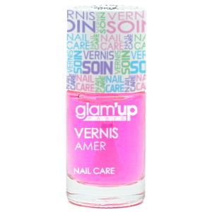 Vernis soin amer pour enfants et adultes. Ce vernis discret, au goût amer prononcé, combat efficacement l’habitude peu hygiénique de se ronger les ongles. Ce vernis amer inoffensif convient aux adultes et aux enfants. Une formule douce non toxique est garantie. Facile à appliquer et sèche rapidement pour un gain de temps. Son pinceau permet un écoulement régulier du produit pour une application efficace. Ce vernis est résistant à l'eau. Vous pouvez vous laver les mains tout au long de la journée. Mais, n'oubliez pas d’en remettre quand il s'estompe ! Ce vernis s’enlève avec un dissolvant classique. CONSEILS D'UTILISATION : Appliquez 1 ou 2 couches sur les ongles propres et secs, puis laissez sécher. Le goût amer est résistant à l’eau. Une utilisation régulière permet de se débarrasser de la mauvaise habitude de se ronger les ongles ou même de les porter à la bouche.