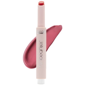 Rouge à lèvres Jelly Beauty. Une formule brillante, lustrée et juteuse qui donne aux lèvres un fini lisse et humide pour des lèvres qui exultent le volume. Entre rouge à lèvres et gloss à effet couvrant, vinyle et confortable. Longue tenue et adhérence impeccable. Un effet flouté et doux qui minimise l'apparence des ridules des lèvres. Un baume, gloss et teinte tout-en-un effet miroir. Durable et imperméable, ne colle pas, ne se décolore pas. La texture enveloppante et veloutée fond sur les lèvres et permet à la mine de glisser naturellement procurant une sensation de douceur, hydratation et confort.