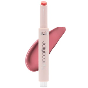 Rouge à lèvres Jelly Beauty. Une formule brillante, lustrée et juteuse qui donne aux lèvres un fini lisse et humide pour des lèvres qui exultent le volume. Entre rouge à lèvres et gloss à effet couvrant, vinyle et confortable. Longue tenue et adhérence impeccable. Un effet flouté et doux qui minimise l'apparence des ridules des lèvres. Un baume, gloss et teinte tout-en-un effet miroir. Durable et imperméable, ne colle pas, ne se décolore pas. La texture enveloppante et veloutée fond sur les lèvres et permet à la mine de glisser naturellement procurant une sensation de douceur, hydratation et confort.